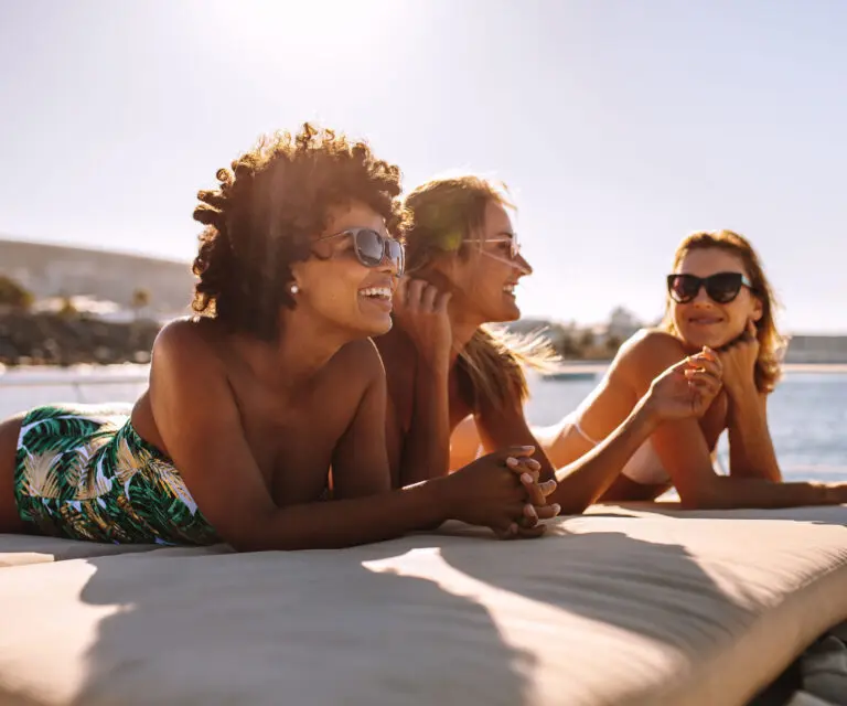 Drei Frauen beim Sonnenbaden am Meer