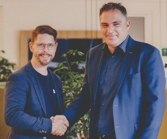 Simeon Ruck, Geschäftsführer der Hellmut Ruck GmbH, und Dr. Thomas Neubourg, Geschäftsführer der Neubourg Skin Care GmbH, besiegeln ihre Partnerschaft mit einem Handschlag