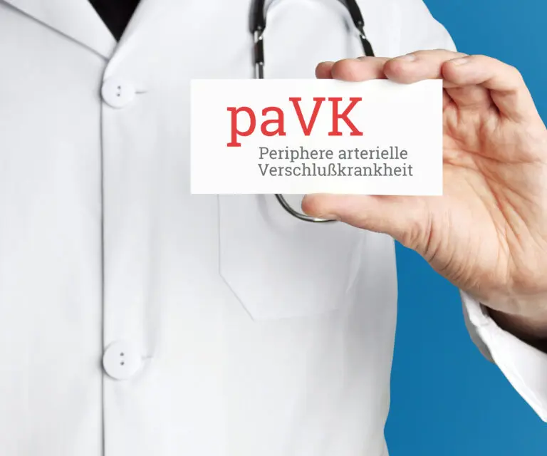 Arzt hält Schild mit Schriftzug pAVK hoch