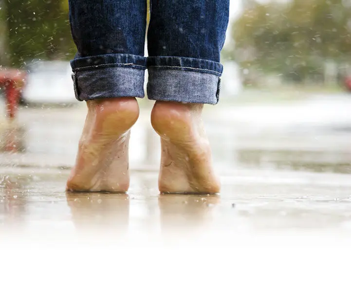 Nackte Füße im Regen