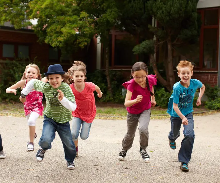 Eine Gruppe rennender, fröhlicher Kinder