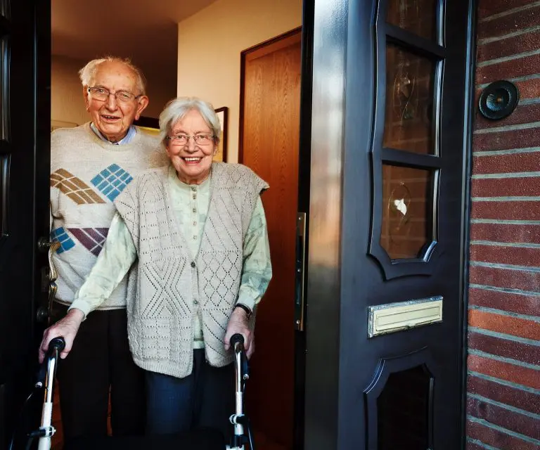 Älteres Ehepaar beim Öffnen der Haustür