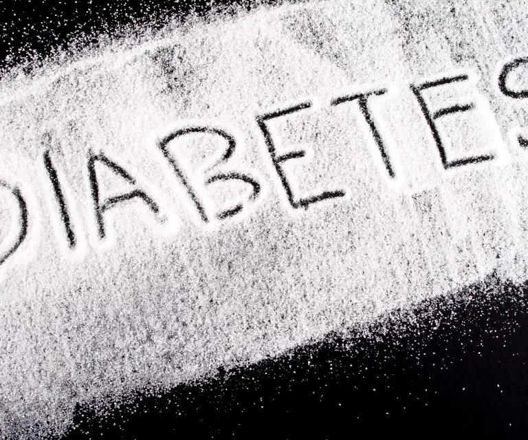 Schriftzug Diabetes in Zucker auf schwarzem Grund
