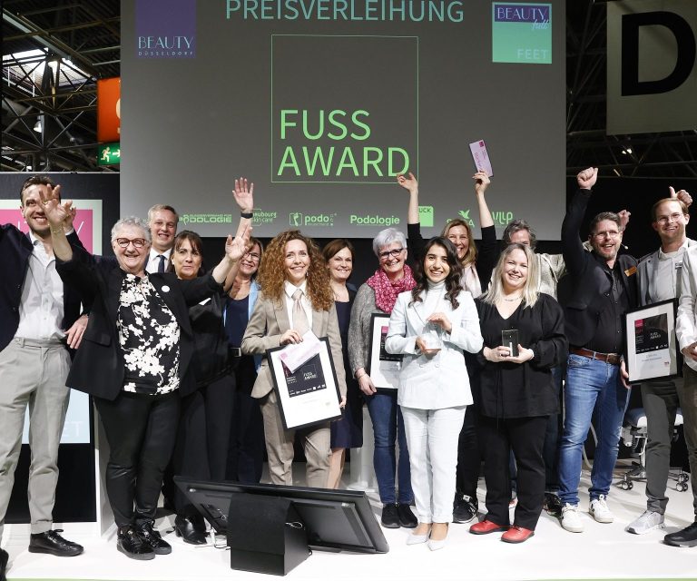 Beim FUSS-Award gewonnen haben Ani Rahm (Erfolgreiche Therapie), Ilaria Ambrosi (Nachwuchstalente) sowie das Unternehmen Fußkundig von Frederic und Marlon Schulmeister (Bestes Geschäftsmodell) und die Klasse Podo1022 des BFW Mainz von Marion Volkemer (Newcomer).